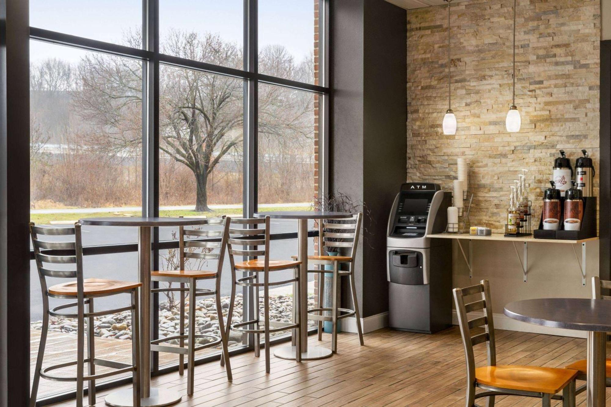 Days Inn & Suites By Wyndham Lancaster Amish Country Mountville Exteriör bild